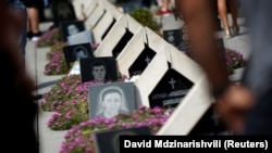 Церемонія на меморіальному цвинтарі грузинських солдатів, загиблих під час війни з Росією в 2008 році. Тбілісі, 8 серпня 2017 року