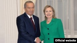 Y.Karimow bilen H.Klinton Daşkentde duşuşyk wagtynda. 2-nji dekabr, 2010. 