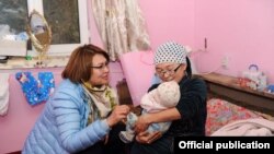 Алтынай Өмүрбекова 1-топтогу майып Гүлмайрам Алимбай кызынын үй-бүлөсүнөн кабар алуу учуру. 13-октябрь, 2018-жыл.