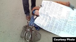 72-летняя жительница ВКО Валентина Тарасова  проводит "лежачую" акцию протеста на въезде на территорию областного суда. Усть-Каменогорск, 8 октября 2018 года.