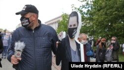  Блогер Сяргей Ціханоўскі на пікеце па зборы подпісаў за ягоную жонку Сьвятлану ў Горадні 29 траўня. У гэты дзень блогера і ягоных папленікаў затрымалі