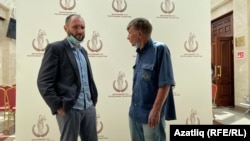 Югары мәхкәмәдә адвокат Алексей Златкин (сулда) һәм ТИҮ рәисе Фәрит Зәкиев (уңда)