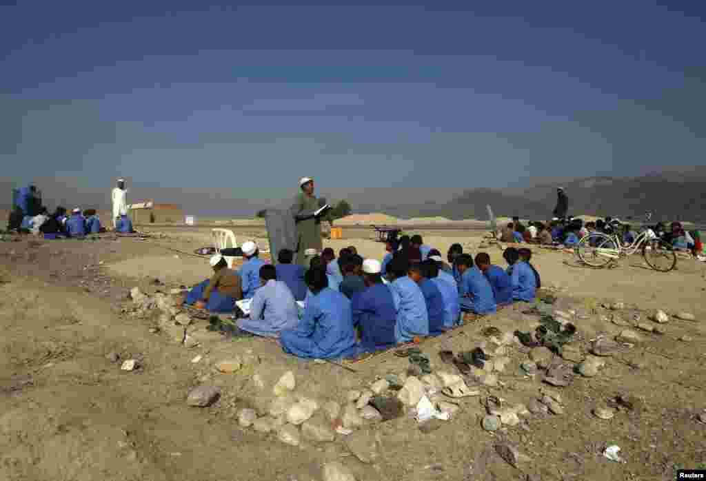 Афганские школьники на уроке в школе под открытым небом на окраине города Джалалабад. 5 ноября.