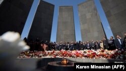 Светские и духовные лидеры Армении в мемориальном комплексе «Цицернакаберд», посвященном памяти жертв Геноцида армян, 24 апреля 2019 г․ 