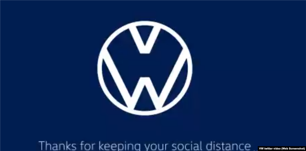Ще один логотип, частини якого &laquo;розпалися&raquo;, належить німецькому виробніку автомобілів Volkswagen. &laquo;Дякуємо за те, що дотримуєтеся соціальної дистанції&raquo;, &ndash; зауважує автовиробник у відео, яке поширив соціальними мережами.