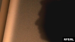  Али Фатхинин (жашыруун аты) көшөгө артынан тартылган сүрөтү.