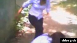 Оқушы қыздар төбелесі түсірілген видеоның скриншоты.  