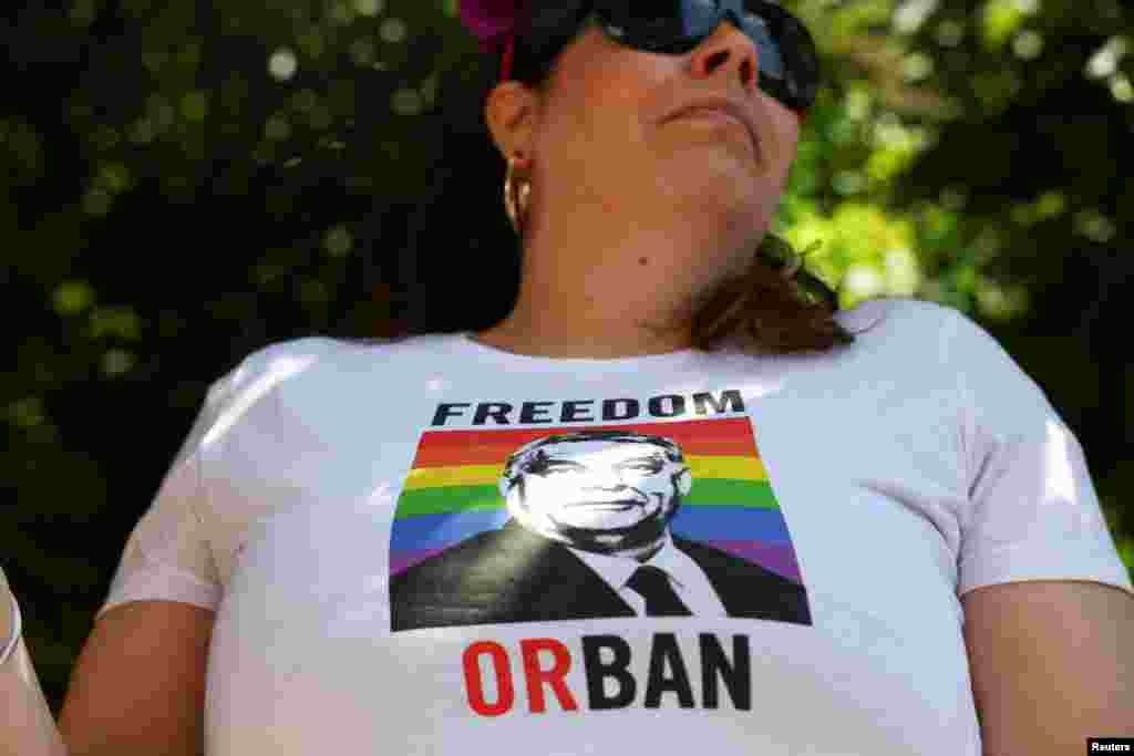 В воскресенье Виктор Орбан на встрече со своими сторонниками назвал ЛГБТ-прайд "отвратительным и постыдным событием". По его словам, это поучительная история: "В Брюсселе отдали приказ: прайд в Будапеште должен состояться. Их марионетки выполнили этот приказ. Это показывает, во что превратилась бы наша жизнь, если бы во главе этой станы не стояло национальное правительство, защищающее наш суверенитет: приказы из Брюсселя, заполонившие Будапешт политики-марионетки, сторонники партии "Тиса" и Карачоня на улицах"
