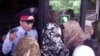 Жен задержанных в Казахстане узбекских беженцев-мусульман не допускают в здание прокуратуры Алматы. 13 сентября 2010 года.