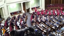 На відкритті сесії парламенту президента слухали в тиші