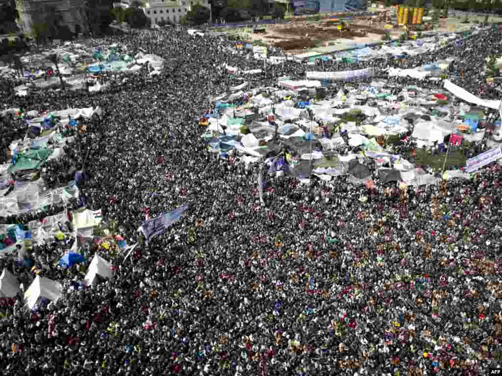 Демонстрациячеләр ташкыны Тәхрир мәйданына агыла. 11 февраль 2011.