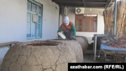 Sebitlerde gaýtadan güýçlenýän bugdaý, un we çörek gytçylygy ýurtda nobatdaky galla hasylyny ýygnamak möwsüminiň dowam edýän wagtyna gabat gelýär.