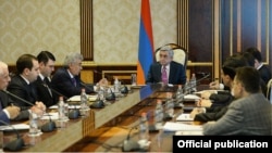 Президент Армении Серж Саргсян встречается с членами специальной комиссии по конституционным реформам, 10 апреля 2014 г.