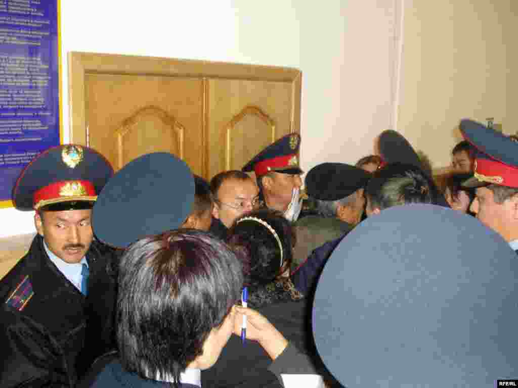 Охрана зала, где проходил процесс, также была усилена полицейскими. - Охрана зала, где проходил процесс, также была усилена полицейскими,  даже общественные защитники подсудимых с трудом прошли на свои места. 