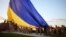 На фото: український прапор розміром 16 на 24 метри розгортають у Києві до Дня Державного прапора України