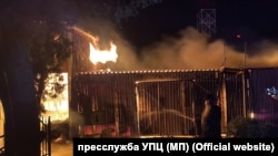 Поліція повідомляє, що внаслідок пожежі травми зазнав 46-річний священник, який допомагав гасити вогонь