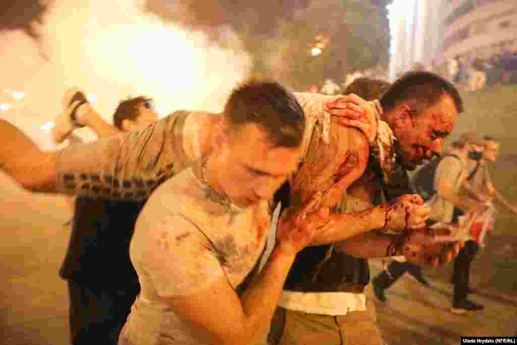 Күч түзүмдөрү үн чыгаруучу жана көздөн жаш агызуучу гранаталарды колдонуп, ушул эле районго суу менен атуучу техниканы алып келишкен.