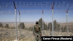 Пакистанський солдат біля огорожі, що позначає кордон між Пакистаном та Афганістаном, 2017 рік