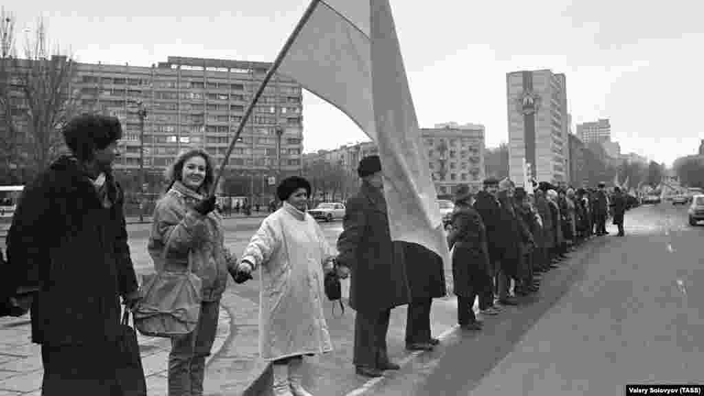 &laquo;Украинская волна&raquo; охватила крупные города, включая Киев (на фото), Львов и Донецк. Выборы в марте 1990 года разрушили монополию Коммунистической партии на власть в Украине. Несколько месяцев спустя, когда Горбачёв пытался предотвратить распад СССР, сотни тысяч людей приняли участие в протестах и забастовках по всей Украине, призывая к независимости &nbsp;