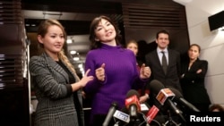 Алма Шалабаева, жена арестованного казахского экс-банкира Мухтара Аблязова, с дочерью Мадиной Аблязовой на пресс-конференции в Риме. 27 декабря 2013 года.  