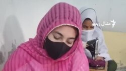 سوات کې یوه مېرمن ښځو ته وړیا لاسي هنرونه ورزده کوي