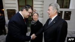 Оскар Дойч (слева) приветствует президента Австрии Хайнца Фишера (архивное фото) 