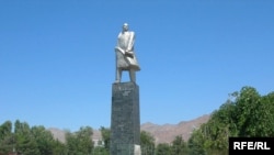 Бузургтарин муҷассамаи Ленин дар канори рӯди Сир, дар шаҳри Хуҷанд, ки ба он ҳайкали Исмоили Сомонӣ қомат хоҳад афрохт...