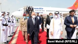 محمد اشرف غنی رئیس جمهوری افغانستان حین ورود به میدان هوایی دوحه. ۵ اکتوبر ۲۰۲۰