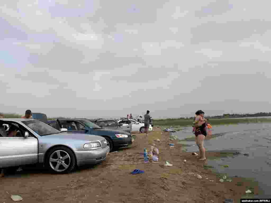 Bu kölüň daş-töwereginde bir wagtlar daçalardyr, dynç almak üçin ençeme binalar gurlupdy.