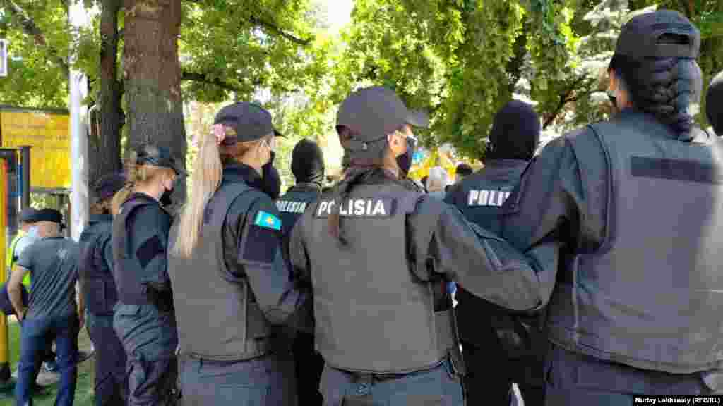 Чогулгандар казак бийлигине бир нече талаптарды айтышты. Арасында чет элдиктерге жер берүүнү сындагандар да болду. Алматы.&nbsp;