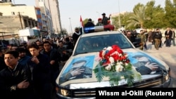 هزاران نفر برای اشتراک در مراسم تشییع جنازۀ قاسم سلیمانی فرمانده ارشد نظامی ایران در بغداد گرد هم آمدند