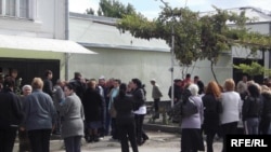 Сегодня в Цхинвале несколько десятков человек вышли на улицу с намерением высказать свое недовольство президенту Тибилову