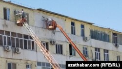 Ýaşaýjylar häkimiýet wekilleriniň bu işlere gödek çemeleşýändigini, split-ulgamlaryny hatardan çykarýandyklaryny aýdýarlar. (Arhiw suraty)