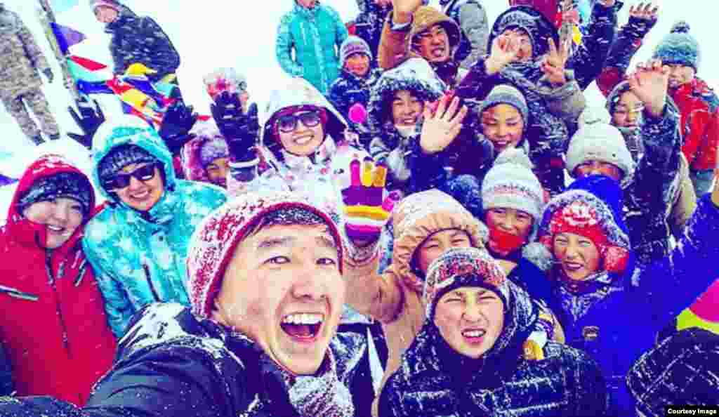 Фестиваль концерт менен коштолуп, белгилүү алып баруучу, куудул Мыкы коноктордун маанайын көтөрдү.