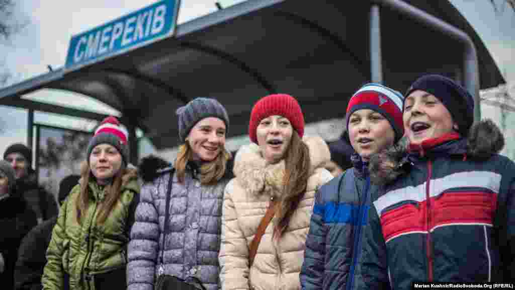 Школярі із села Смереків чекали транспорт, щоб дістатися до школи. Кричали: &laquo;Шахтарям зарплату!&raquo;, пізніше організатори пропустили їхній автобус, щоб діти змогли доїхати до школи.