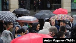 Эвакуация посетителей одного из торговых центров в Санкт-Петербурге (архивное фото) 