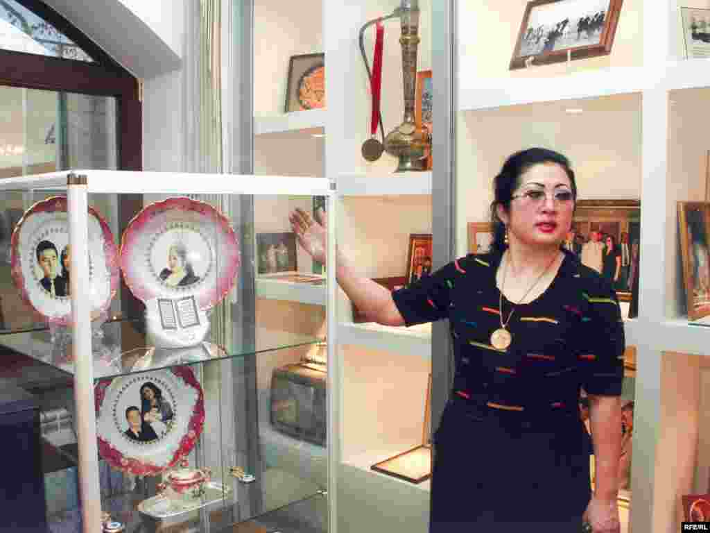 Макпал Жунусова проводит первую экскурсию в Доме-музее Заманбека Нуркадилова. Алматы, 27 октября 2006 года.  - Макпал Жунусова проводит первую экскурсию в Доме-музее Заманбека Нуркадилова. Алматы, 27 октября 2006 года. 