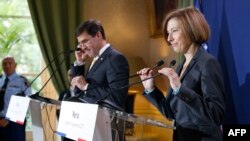 مارک اسپر وزیر دفاع ایالات متحده امریکا "چپ" حین کنفرانس خبری مشترک با همتای فرانسوی خود در پاریس.