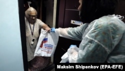 Ընտրատեղամասի պաշտոնյան 90-ամյա թոշակառուին փոխանցում է հանրաքվեին տանից մասնակցելու փաստաթղթերը, Մոսկվա