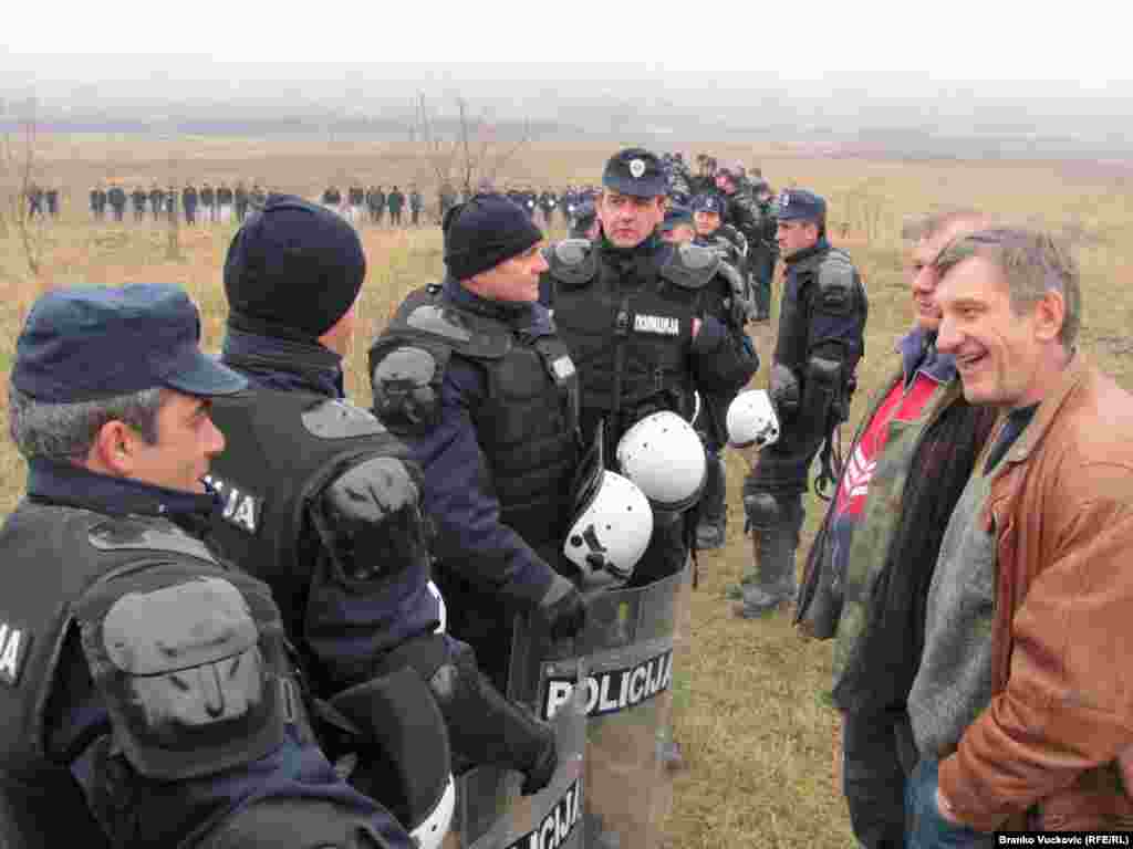 Italijanska kompanija Fiat sa zabrinutošću prati razvoj događaja u Korman polju na kome treba da budu podignuti proizvodni pogoni najvećih i najznačajnijih snabdevača auto delovima za njegovu kompaniju u Kragujevcu. Nezadovoljni vlasnici parcela nastavljaju sa blokadom, a početak radova obezbeđivala je policija, 20.01.2011. Foto: Branko Vučković 