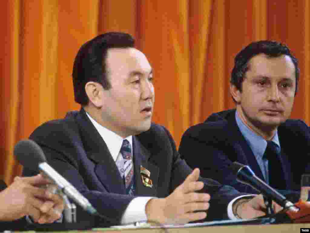 24 апреля 1990 года Верховный совет Казахской ССР принял закон &laquo;Об учреждении поста Президента Казахской ССР и внесении изменений и дополнений в Конституцию Казахской ССР&raquo;. В этот же день Верховный совет на высшую государственную должность избрал 49-летнего Нурсултана Назарбаева. На снимке: Нурсултан Назарбаев (слева) во время пресс-конференции делегации Казахской ССР. Москва, 1981 год.