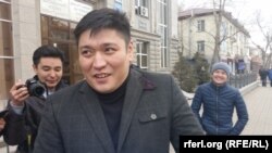 Активист группы «Антигептил» Сакен Байкенов после оглашения решения суда по его делу. Астана, 13 апреля 2015 года.