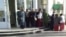 Türkmenistanda daşary ýurtdaky dogan-garyndaşlary üçin pul ibermek üçin bankyň öňünde nobata duran adamlar. Illýustrasiýa suraty