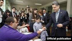 Премьер-министр Армении Тигран Саргсян на изибрательном участке, Ереван, 6 мая 2012 г. (Фотография - пресс-служба правительства Армении)