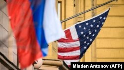 Російський і американський прапори біля посольства Сполучених Штатів у Москві
