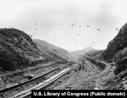 Работа в районе Кулебра-Кат, печально известном сложном участке канала, где часто сходили оползни