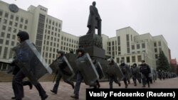 Сілавікі на плошчы Незалежнасьці ў Менску. Ілюстрацыйнае фота