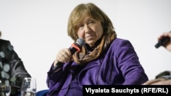 Сьвятлана Алекісевіч падчас панэльнай дыскусіі на Віленскім кніжным кірмашы. Вільня, 1 сакавіка 2025 году