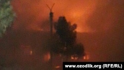 Жарқўрғон тумани Ёнғин хавфсизлиги бўлими мулозимининг Озодликка айтишича, ёнғин савдо мажмуаси ҳудудида 300 кв метрдан ошиқ майдондаги дўконларга шикаст етказган.