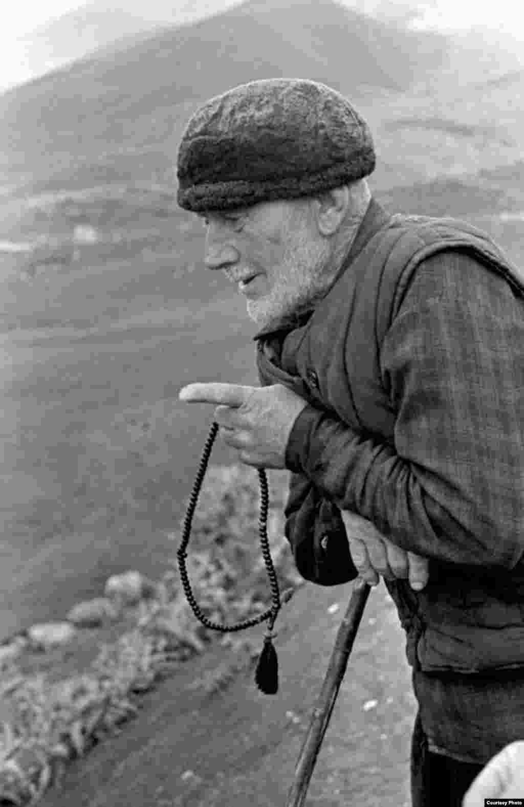 Хилларг, лелларг дуьйцуш ву къано.